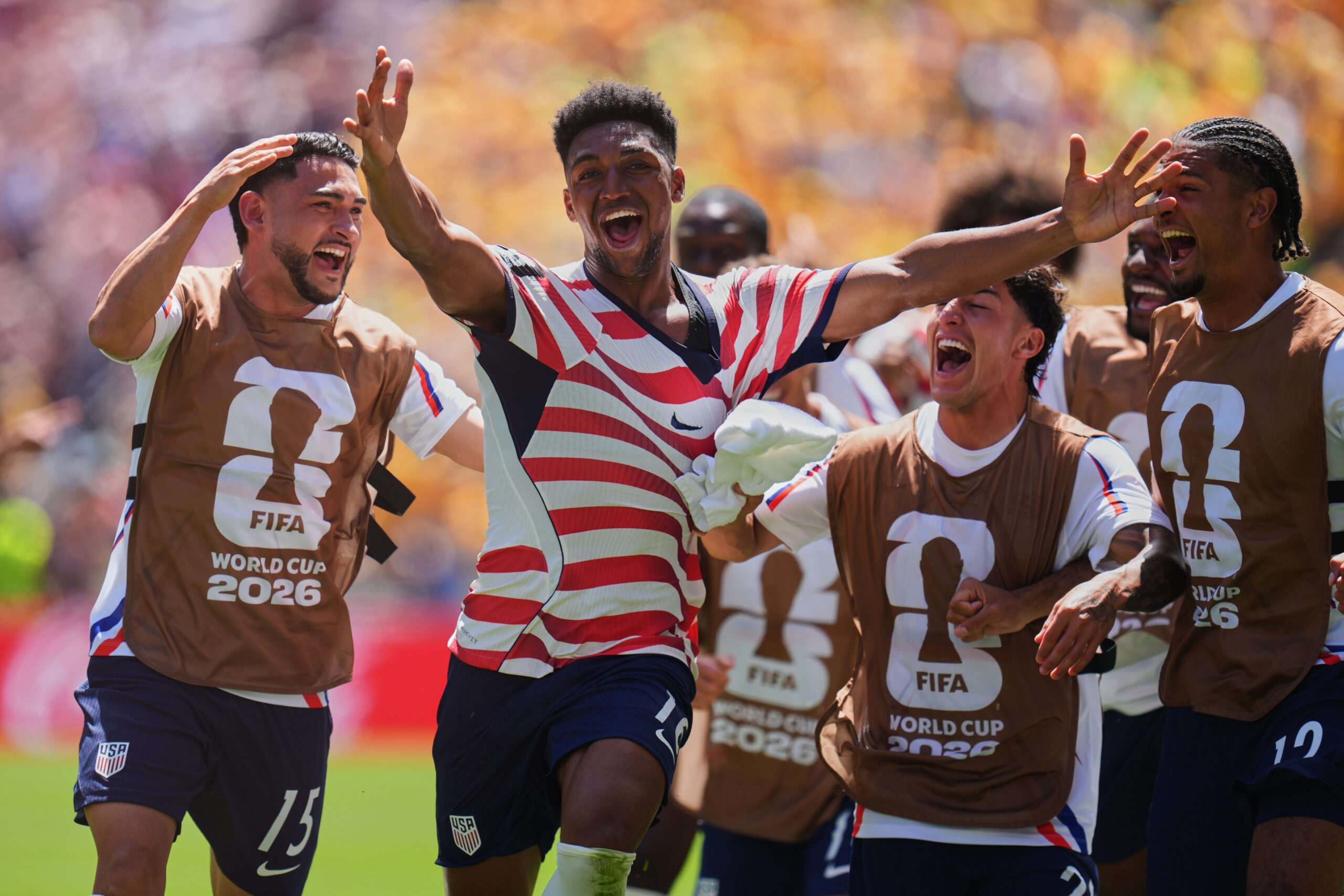 Alex Freeman (16), dos Estados Unidos, segundo à esquerda, comemora após marcar o segundo gol de seu time durante a partida de futebol do Grupo D da Copa do Mundo entre os Estados Unidos e a Austrália em Seattle, sexta-feira, 19 de junho de 2026.