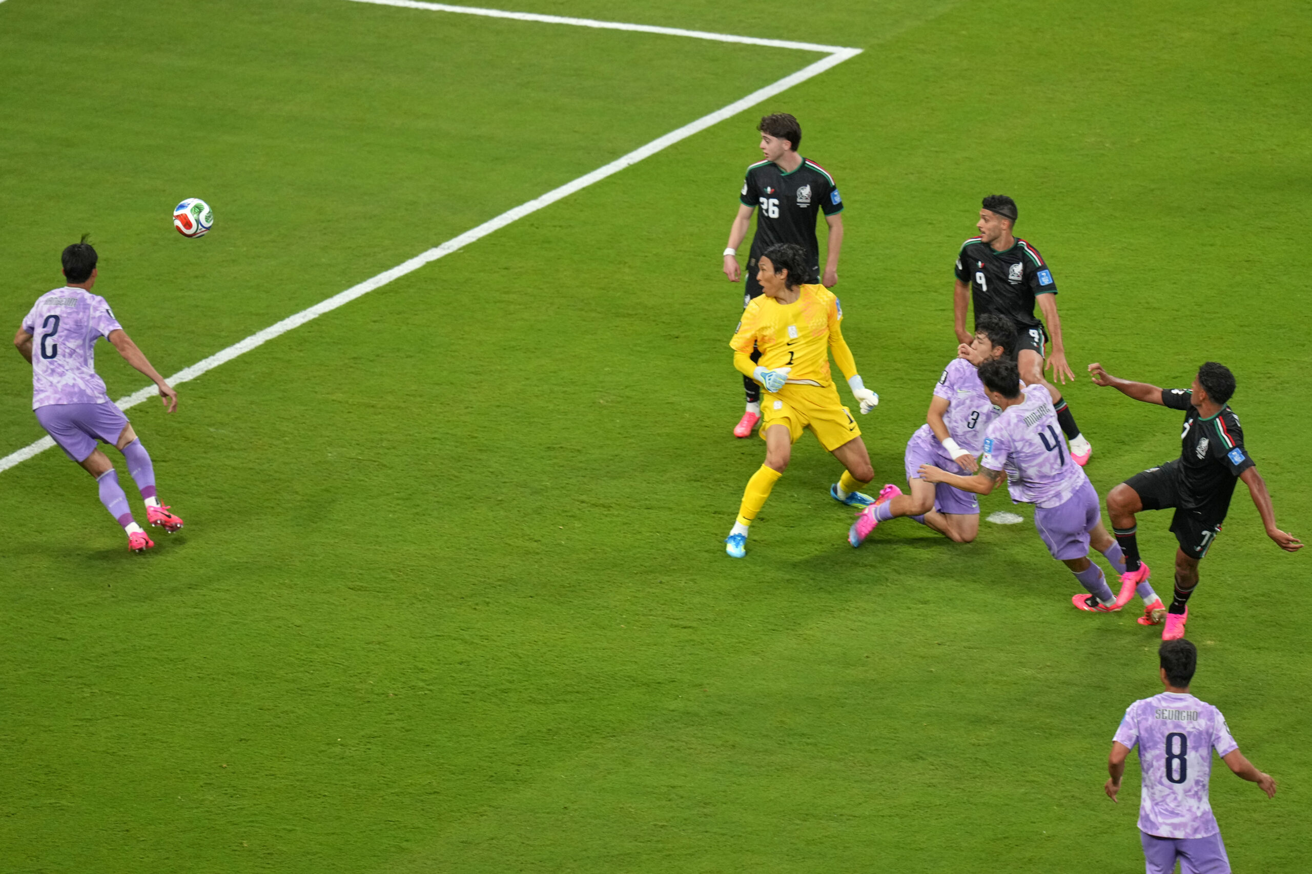 Luis Romo (7), do México, à direita, marca o gol de abertura durante a partida de futebol do Grupo A da Copa do Mundo entre México e Coreia do Sul em Zapopan, perto de Guadalajara, México, quinta-feira, 18 de junho de 2026