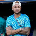 Neymar, do Brasil, observa antes da partida de futebol do Grupo C da Copa do Mundo contra o Marrocos em East Rutherford, NJ, perto de Nova York, sábado, 13 de junho de 2026. (AP Photo/Fra