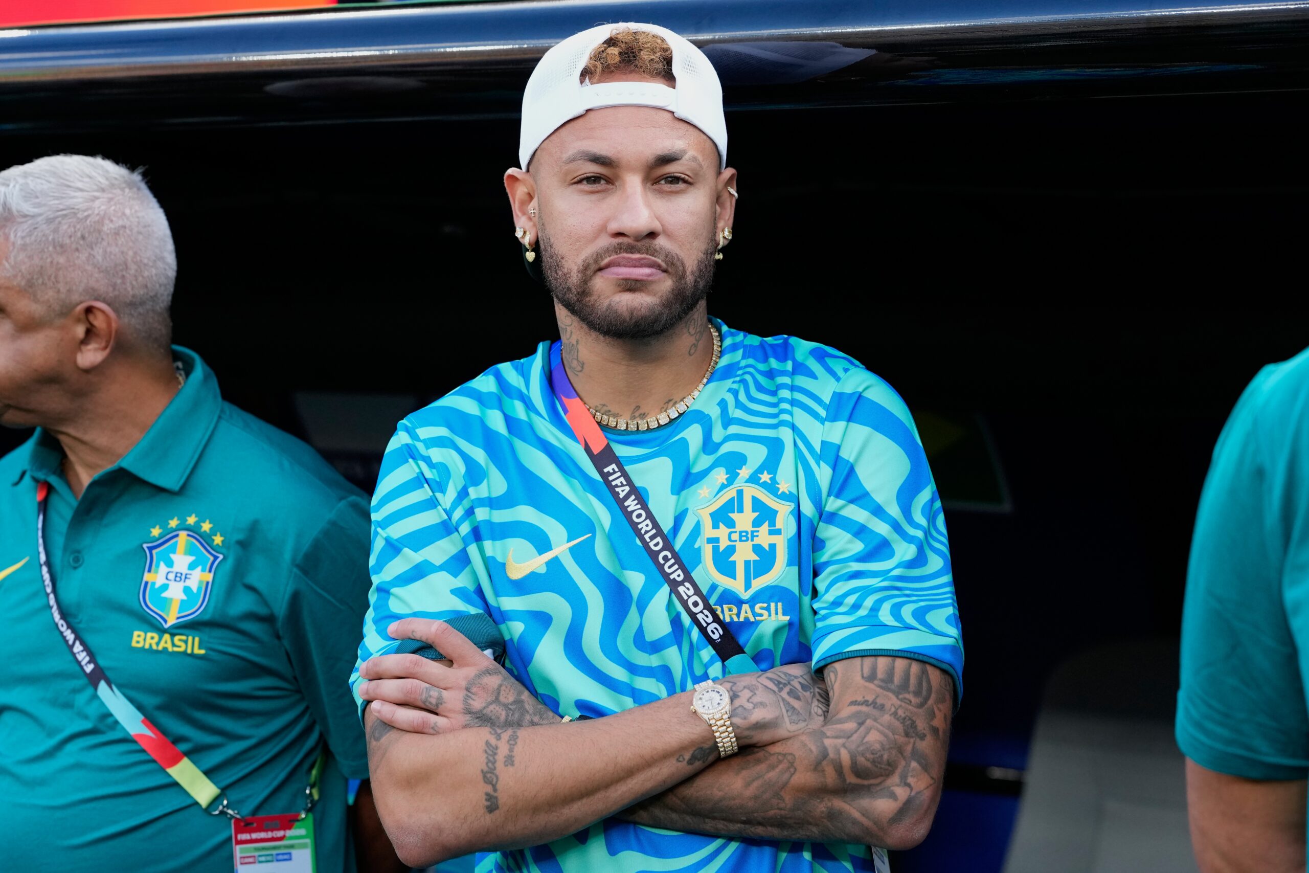 Neymar, do Brasil, observa antes da partida de futebol do Grupo C da Copa do Mundo contra o Marrocos em East Rutherford, NJ, perto de Nova York, sábado, 13 de junho de 2026. (AP Photo/Fra