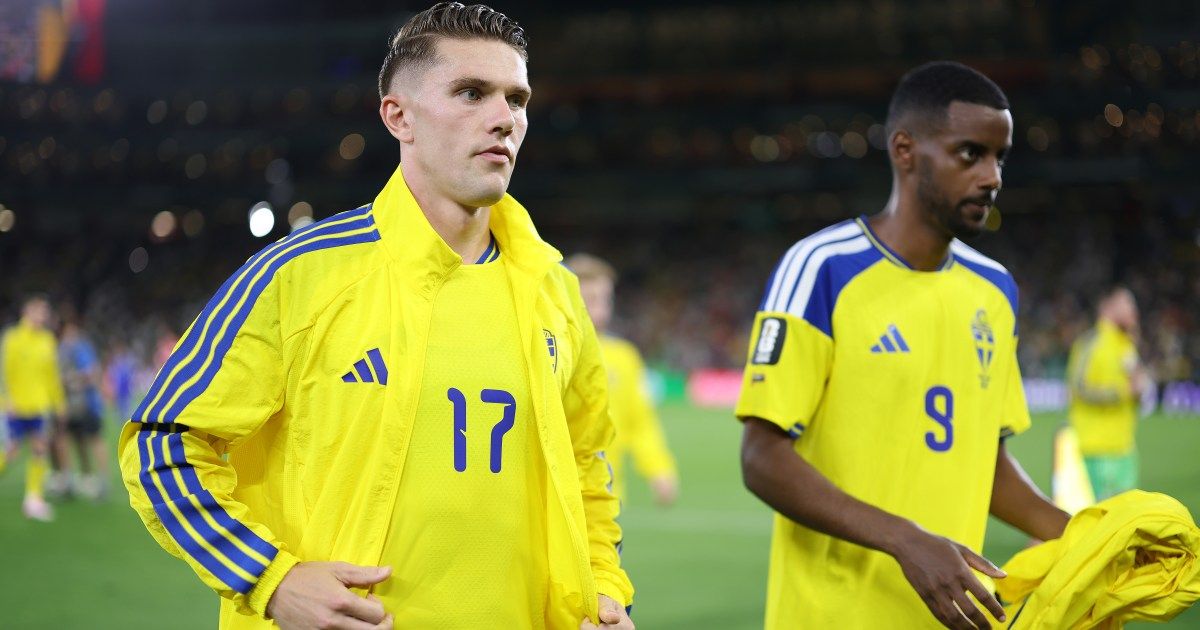 O sueco Yasin Ayari (18) comemora com Anthony Elanga (11) e Mattias Svanberg (19) após marcar seu quinto gol durante a partida de futebol do Grupo F da Copa do Mundo entre Suécia e Tunísia em Guadalupe, perto de Monterrey, México, domingo, 14 de junho de 2026. (AP Photo/Dolores Ochoa)