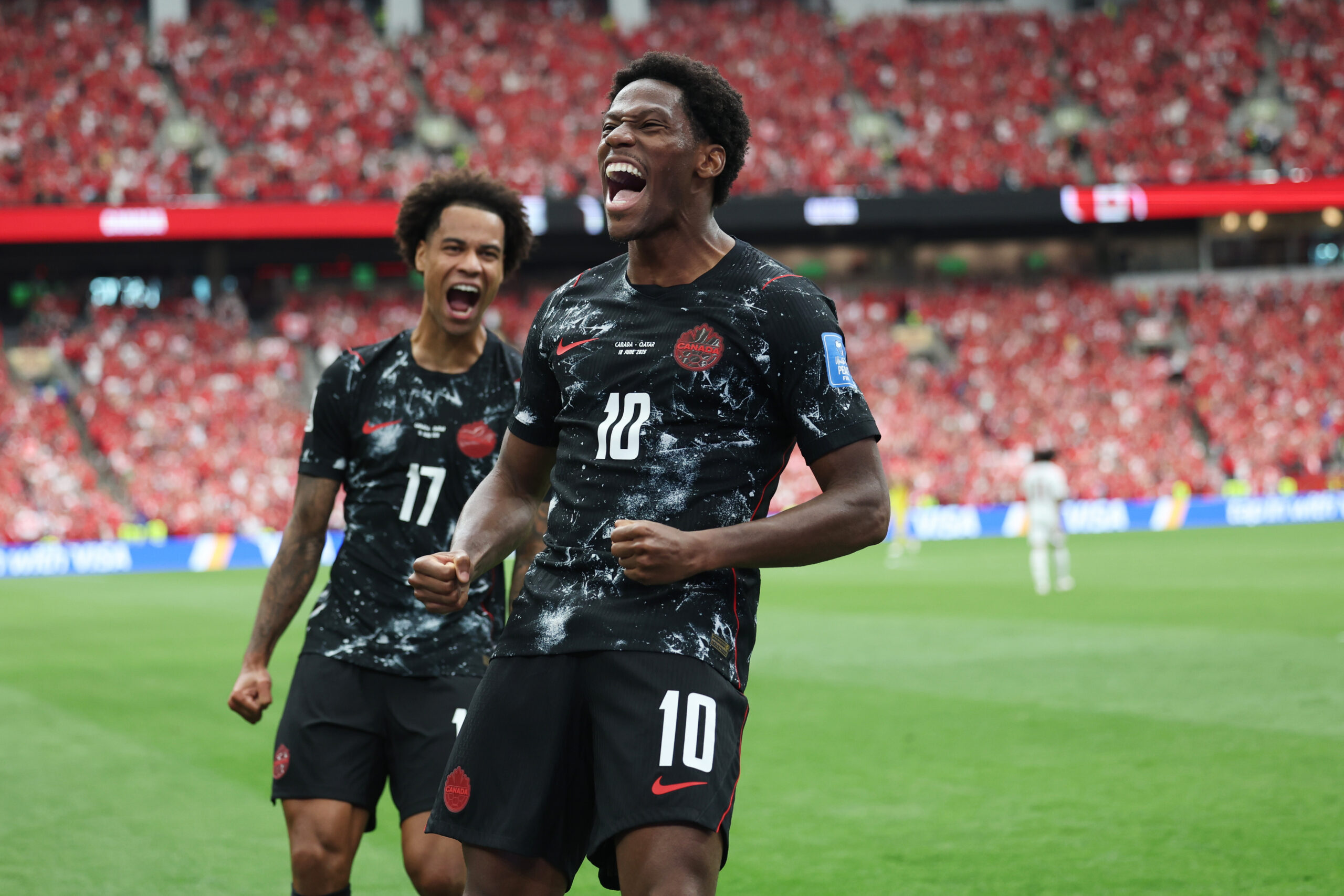 O canadense Jonathan David (10) comemora após marcar seu segundo gol durante a partida de futebol do Grupo B da Copa do Mundo entre Canadá e Catar em Vancouver, Colúmbia Britânica, quinta-feira, 18 de junho de 2026