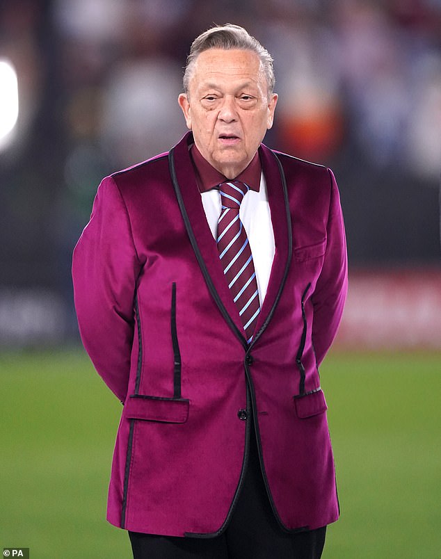 O coproprietário do West Ham, David Sullivan, foi acusado de abusar de várias mulheres e de aproveitá-las para sexo, mas nega a acusação