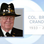 Coronel Bruce Crandall, ganhador da Medalha de Honra, morre aos 93 anos