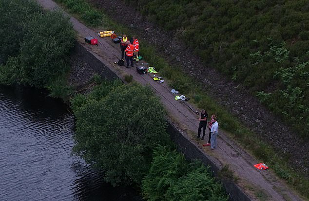 O corpo de um menino de 15 anos foi retirado da água no reservatório de Cowbury, Stalybridge. Os serviços de emergência correram para a área por volta das 18h30 de sábado.
