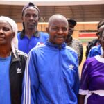 Atletas masters em Meru se alongam juntos antes de uma sessão matinal, transformando um campo empoeirado de uma vila em um campo de treinamento informal para idosos.