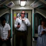 Pessoas andam de pranchas de remo ao longo do rio Tâmisa enquanto a Grã-Bretanha experimenta temperaturas recordes que perturbam escolas e redes de transporte, em Richmond, Londres, Grã-Bretanha, 25 de junho de 2026. REUTERS/Toby Melville TPX IMAGENS DO DIA