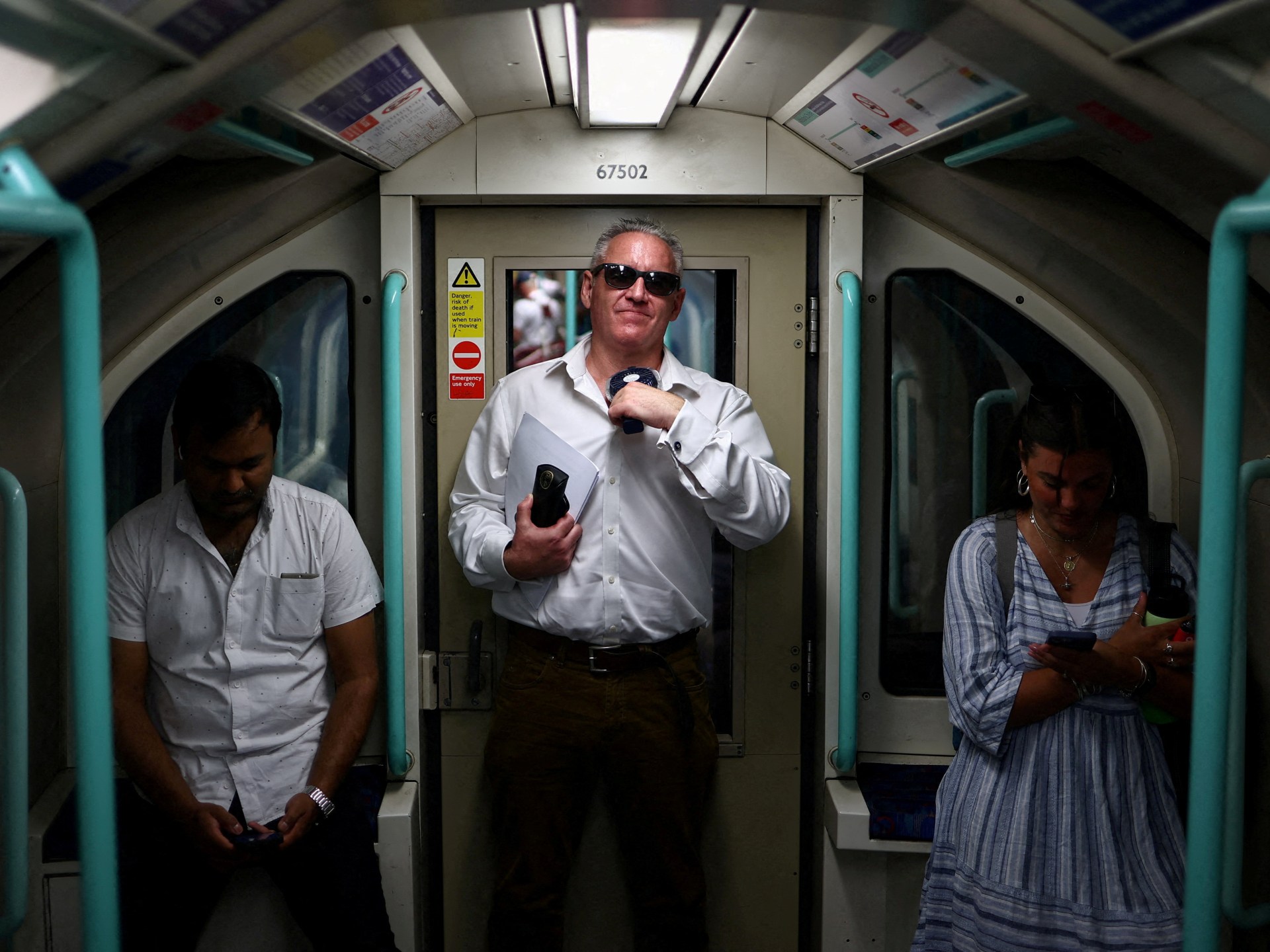 Pessoas andam de pranchas de remo ao longo do rio Tâmisa enquanto a Grã-Bretanha experimenta temperaturas recordes que perturbam escolas e redes de transporte, em Richmond, Londres, Grã-Bretanha, 25 de junho de 2026. REUTERS/Toby Melville TPX IMAGENS DO DIA