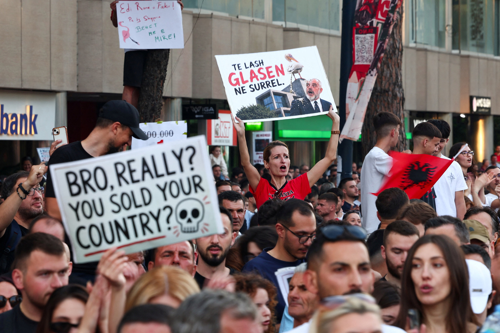 Crescem protestos na Albânia contra resort ligado a Trump-Kushner