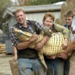 Criança criticada após ser 'jogada' em uma cova de crocodilos no zoológico e 'resgatada pela esposa do dono' - enquanto homem é detido por tentativa de homicídio de uma criança de três anos