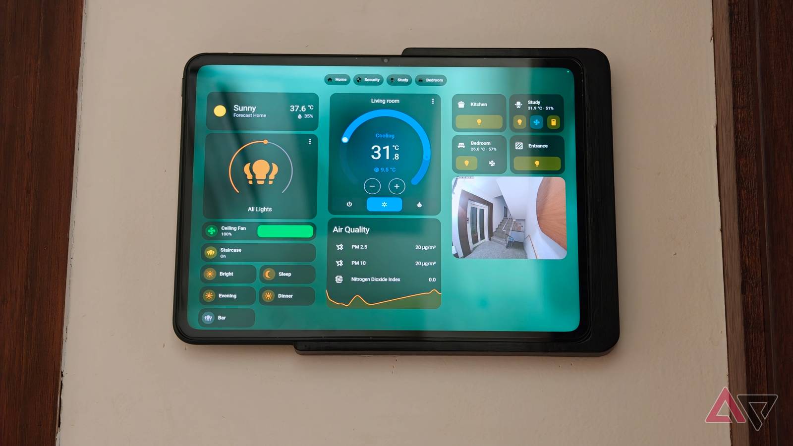 Tablet Android exibindo controles de casa inteligente em uma mesa ao lado de um pequeno vaso de planta.