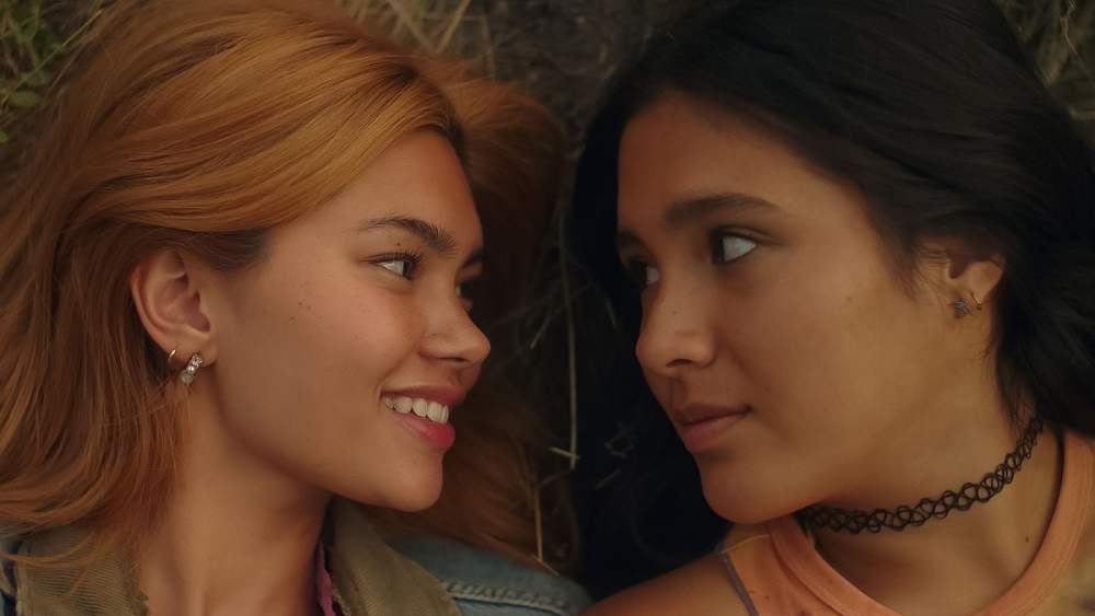 Crítica de 'Girls Like Girls': Hayley Kiyoko faz uma estreia na direção calorosamente garantida, repleta de melancolia e anseio adolescente