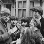 Crítica de 'Peter Asher: Everywhere Man': O cantor pop da era dos Beatles que se tornou produtor estrela ganha seu próprio documentário centrado no Boomer
