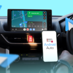 Motorista usando a navegação do Android Auto no painel de um carro