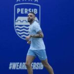 Cuma Main 9 Laga di Persib, Layvin Kurzawa Kantongi Rp13 Miliar