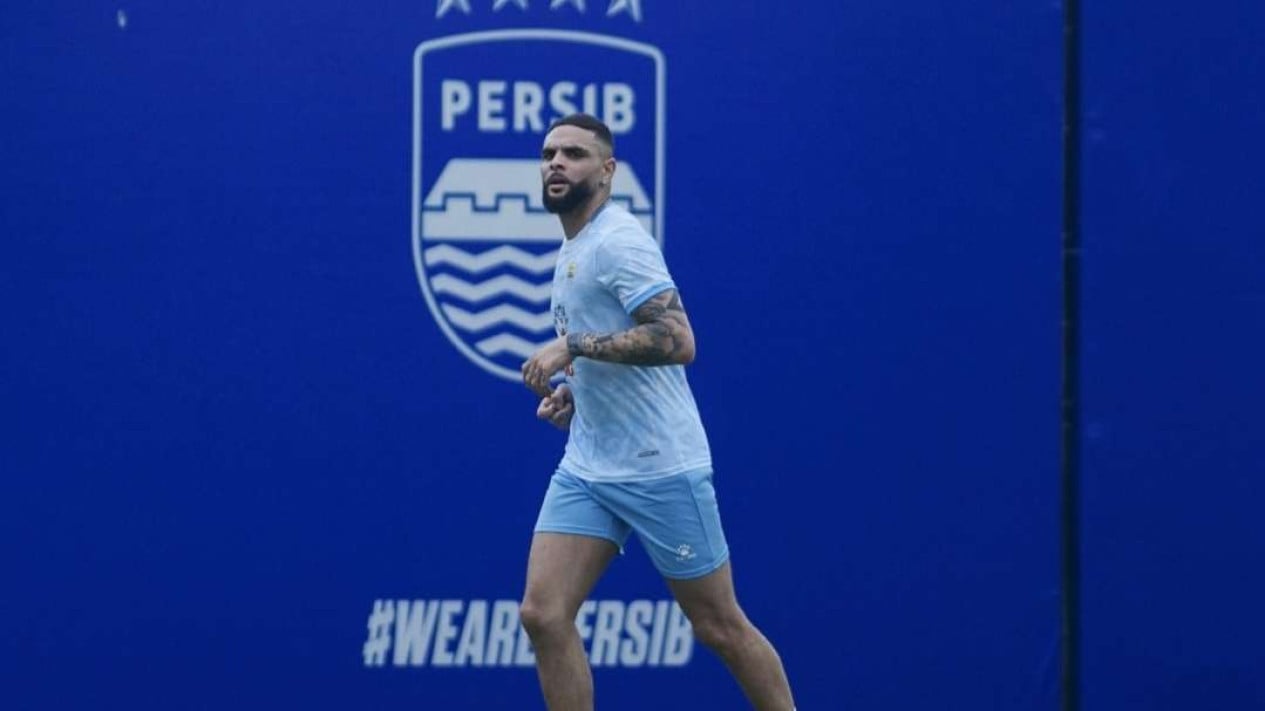 Cuma Main 9 Laga di Persib, Layvin Kurzawa Kantongi Rp13 Miliar
