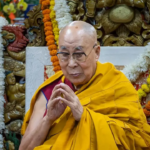 Dalai Lama passa por cirurgia de substituição do joelho esquerdo com sucesso