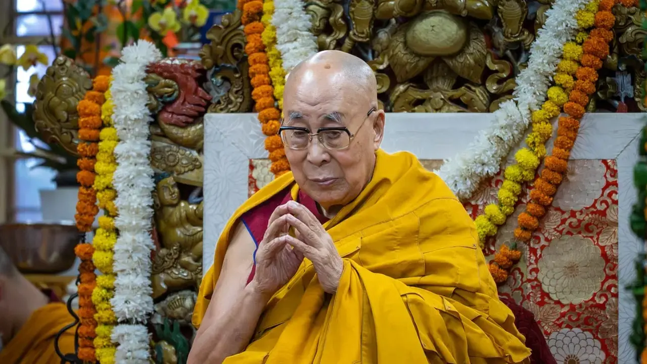 Dalai Lama passa por cirurgia de substituição do joelho esquerdo com sucesso