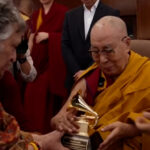 Dalai Lama recebe prêmio Grammy por álbum falado