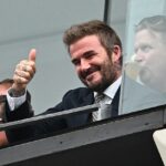 Celebridades lotaram o Estádio Nova York-Nova Jersey quando a Inglaterra enfrentou o Panamá em seu terceiro jogo da Copa do Mundo no sábado - conquistando uma vitória por 2 a 0 - David Beckham faz sinal de positivo