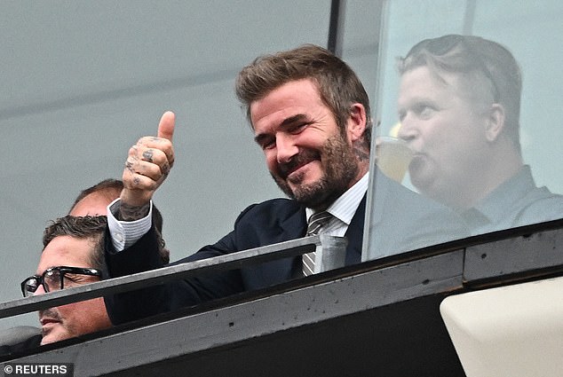 Celebridades lotaram o Estádio Nova York-Nova Jersey quando a Inglaterra enfrentou o Panamá em seu terceiro jogo da Copa do Mundo no sábado - conquistando uma vitória por 2 a 0 - David Beckham faz sinal de positivo