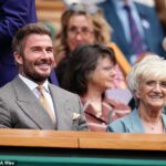 David Beckham estava de volta ao Royal Box para o primeiro dia de Wimbledon na segunda-feira, presenteando sua mãe Sandra com um dia no All England Club