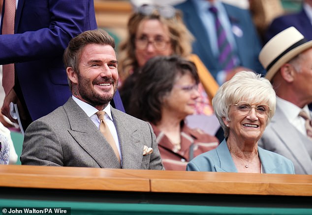 David Beckham estava de volta ao Royal Box para o primeiro dia de Wimbledon na segunda-feira, presenteando sua mãe Sandra com um dia no All England Club