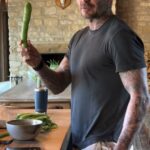 David Beckham impressionou sua esposa Victoria com suas 'favas enormes' e brincou 'o tamanho importa' enquanto o casal deixava os fãs histéricos com sua postagem cheia de insinuações no domingo