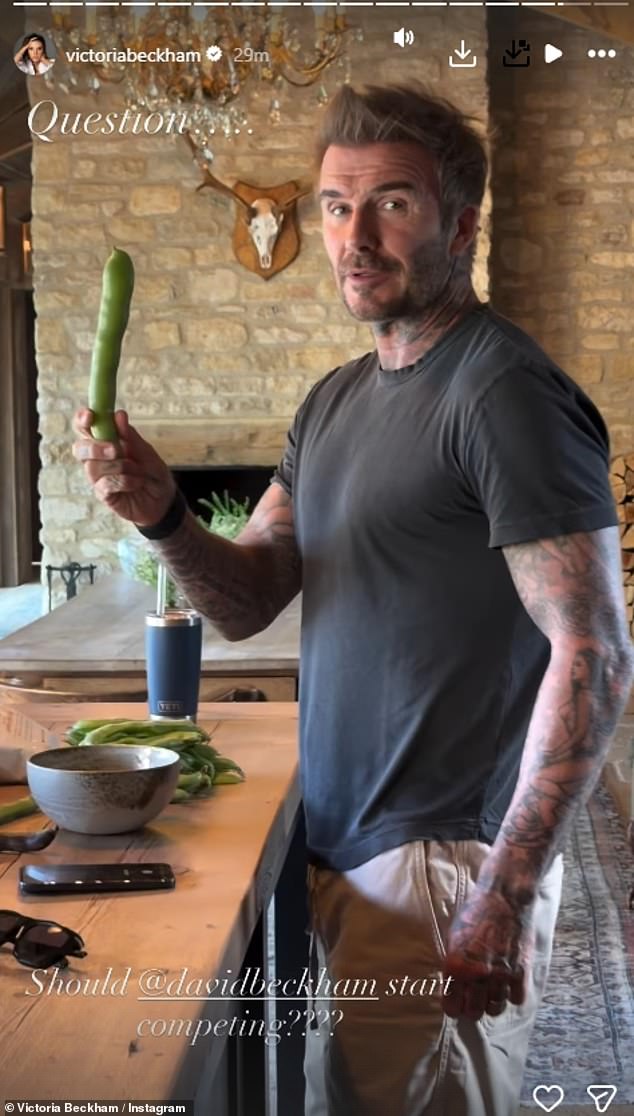 David Beckham impressionou sua esposa Victoria com suas 'favas enormes' e brincou 'o tamanho importa' enquanto o casal deixava os fãs histéricos com sua postagem cheia de insinuações no domingo