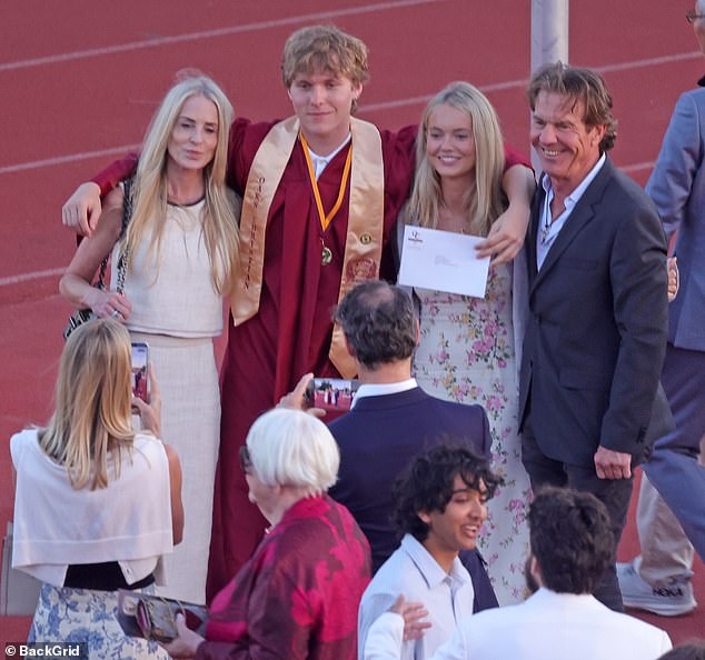 Dennis Quaid parecia positivamente tonto ao se reunir desajeitadamente com sua ex-esposa esta semana na formatura de seu filho no ensino médio - dias depois de entrar com pedido para encerrar o pagamento de pensão alimentícia - visto com Kimberly Buffington e os gêmeos Zoe e Thomas, 18