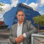 A 'casa' de Curry nem de longe faz justiça ao Royal Nawaab. O palácio seria mais preciso a julgar pelo seu tamanho e interior chamativo. Seu proprietário, Mahboob Hussain, prefere 'destino'