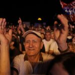 Apoiadores do partido governante do Contrato Civil da Armênia, liderado pelo primeiro-ministro Nikol Pashinyan, reúnem-se na Praça da República em Yerevan, Armênia, sexta-feira, 5 de junho de 2026, para o último comício de campanha do partido antes das próximas eleições parlamentares. (Foto AP/Anthony Pizzoferrato)