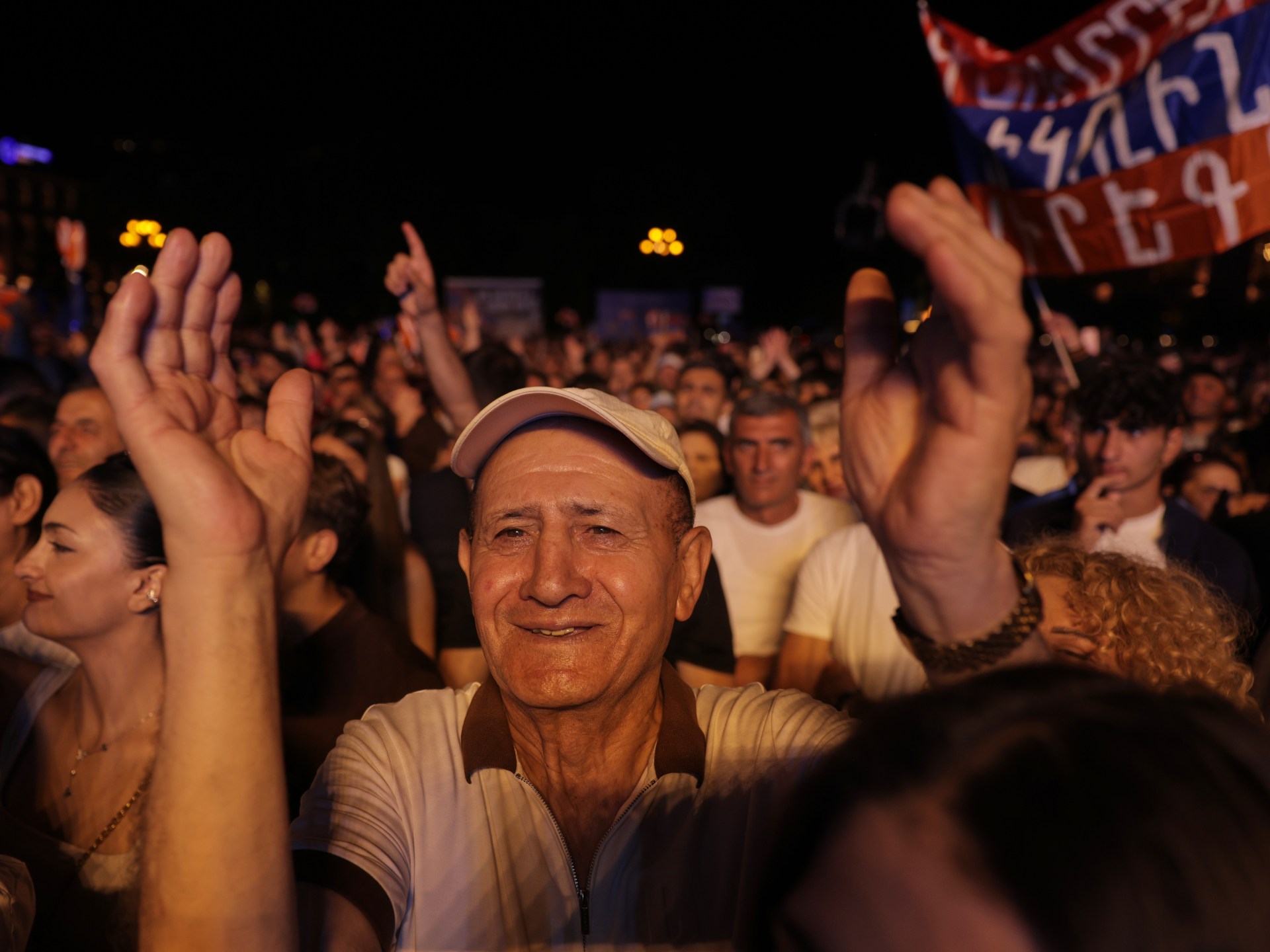 Apoiadores do partido governante do Contrato Civil da Armênia, liderado pelo primeiro-ministro Nikol Pashinyan, reúnem-se na Praça da República em Yerevan, Armênia, sexta-feira, 5 de junho de 2026, para o último comício de campanha do partido antes das próximas eleições parlamentares. (Foto AP/Anthony Pizzoferrato)