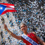 Desfile do Dia de Porto Rico marcha por Manhattan com música pulsante e cores vibrantes