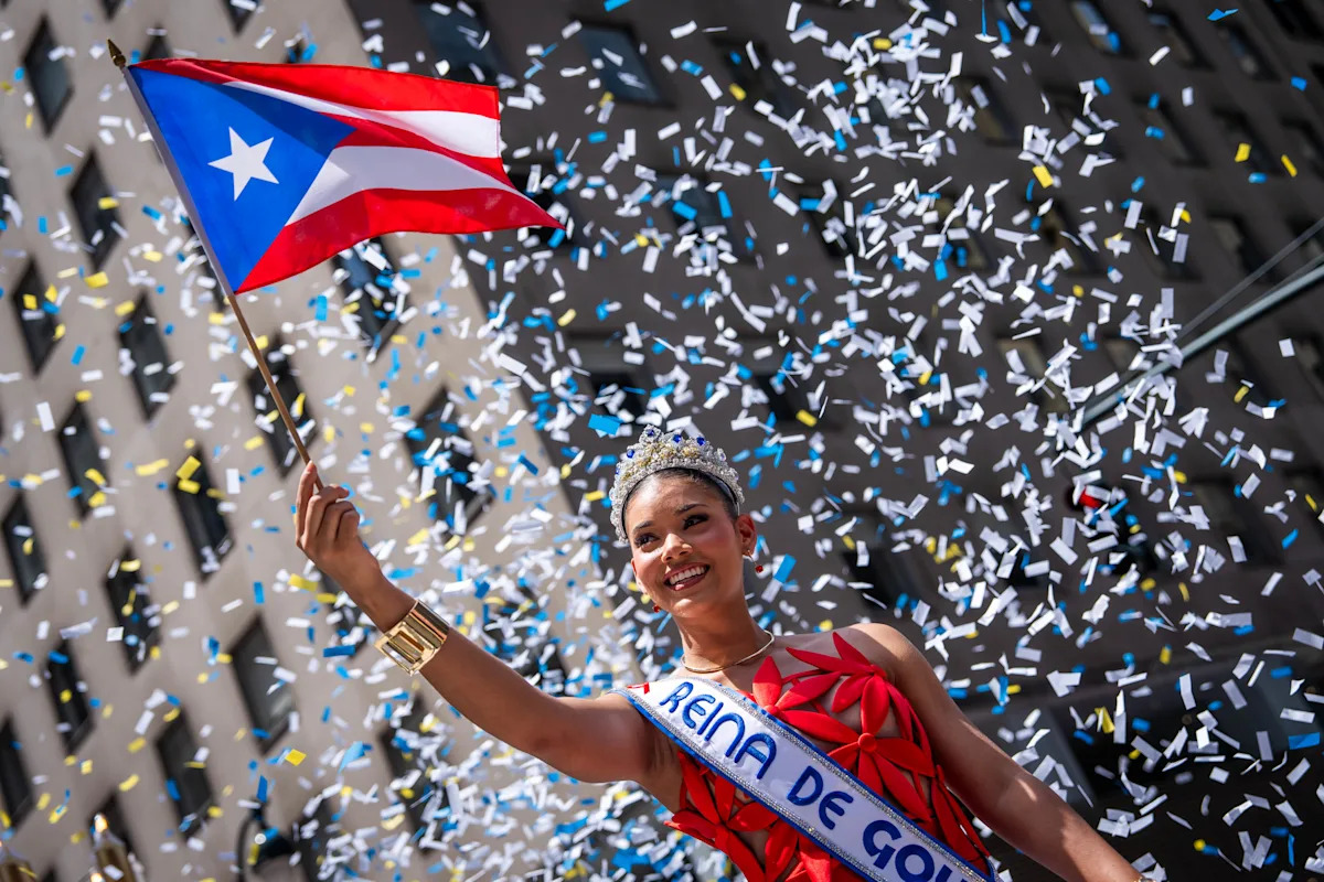 Desfile do Dia de Porto Rico marcha por Manhattan com música pulsante e cores vibrantes