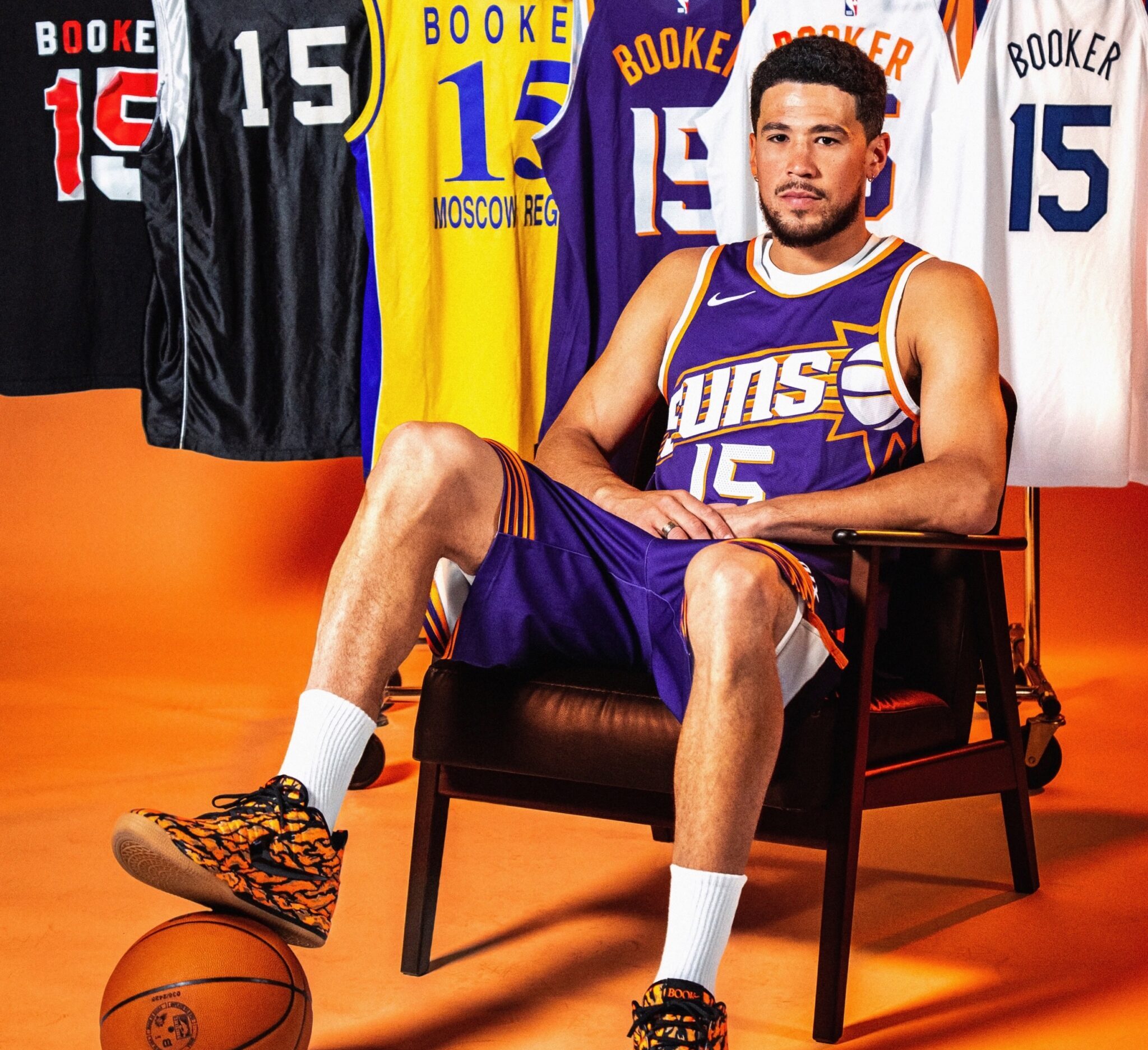 O número da camisa do Suns Devin Booker muda para o número 15