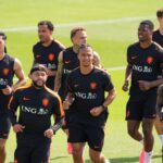 Membros da seleção japonesa de futebol masculino participam de uma sessão de treinamento antes da partida do Grupo F do torneio de futebol da Copa do Mundo da FIFA contra a Holanda, sábado, 13 de junho de 2026, em Dallas. (AP Photo/Julio Cortez)