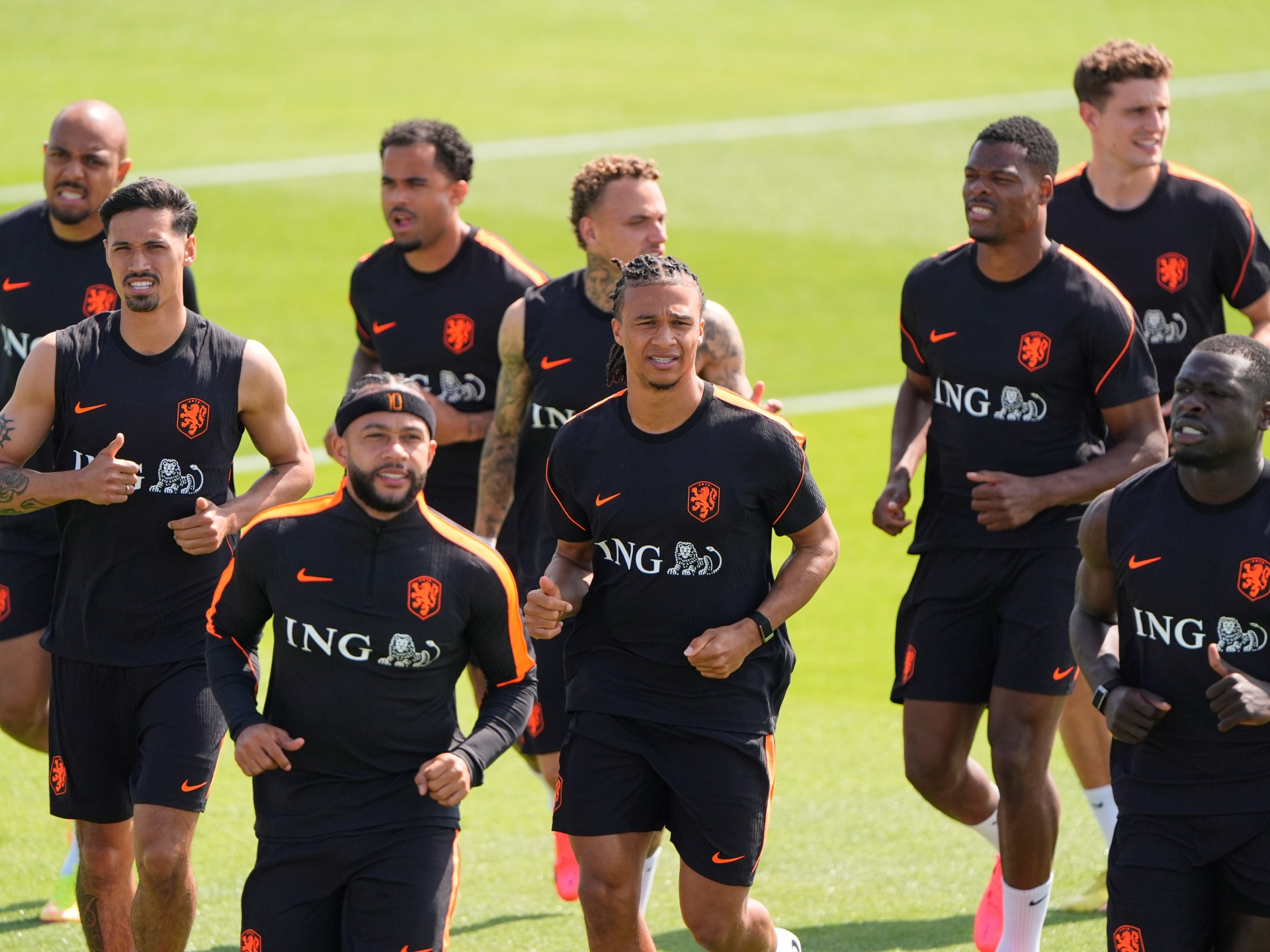 Membros da seleção japonesa de futebol masculino participam de uma sessão de treinamento antes da partida do Grupo F do torneio de futebol da Copa do Mundo da FIFA contra a Holanda, sábado, 13 de junho de 2026, em Dallas. (AP Photo/Julio Cortez)