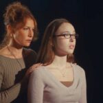 Diretor do primeiro ato do thriller sexy e assustador de atriz adolescente