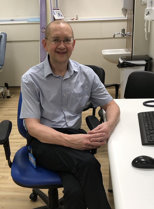 O professor Kevin Mortimer estava no hospital onde trabalhou durante 15 anos quando um colega lhe deu o diagnóstico de câncer de próstata “incurável”.