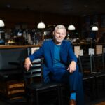 Do Queens à Irlanda e vice-versa, Des Bishop transforma um passado turbulento em comédia em 'Bridge and Tunnel'