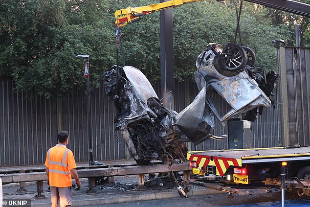 Dois adolescentes morreram e três homens foram presos após um suposto acidente de atropelamento na A13 que viu um Volkswagen Golf pegar fogo (foto)