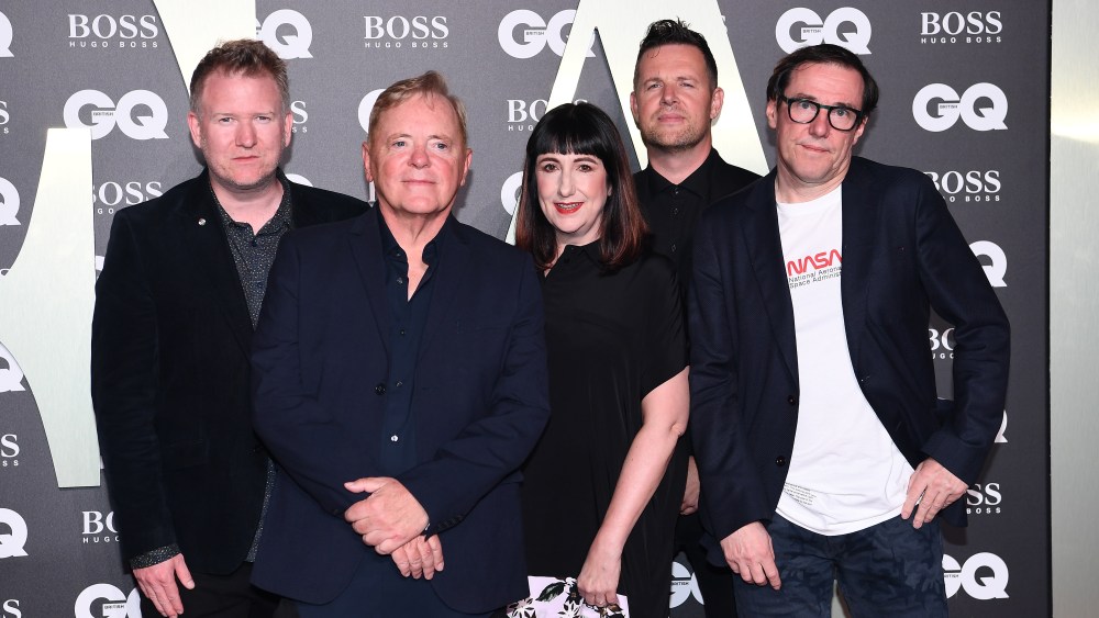 Dois membros do New Order abandonam a turnê ‘devido a motivos de saúde pessoal’