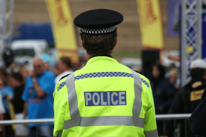 Policial da Grande Manchester em evento público enquanto as autoridades investigam suspeita de operação ilegal de jogos de azar no centro da cidade de Manchester