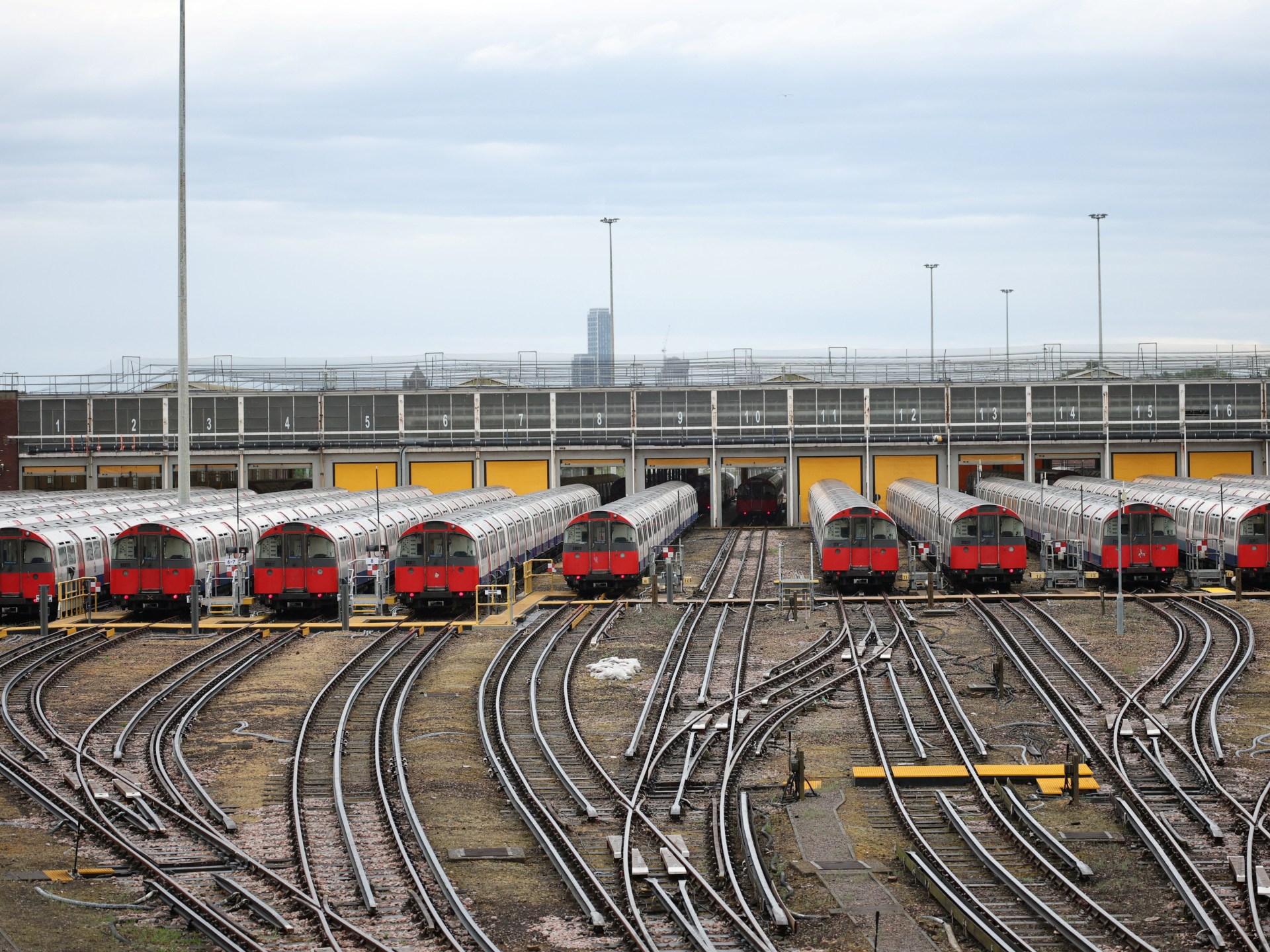 Dois trens colidem perto de Bedford, norte de Londres