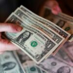 Dólar cai ligeiramente após Irã afirmar que os ataques a Israel terminaram