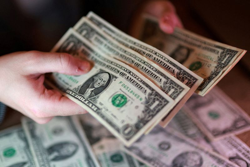 Dólar cai ligeiramente após Irã afirmar que os ataques a Israel terminaram