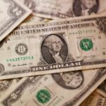 Dólar perto de mínima de 10 dias enquanto EUA e Irã alcançam acordo de paz