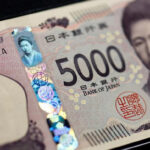 Dólar sobe, iene cai para mínimo de 40 anos