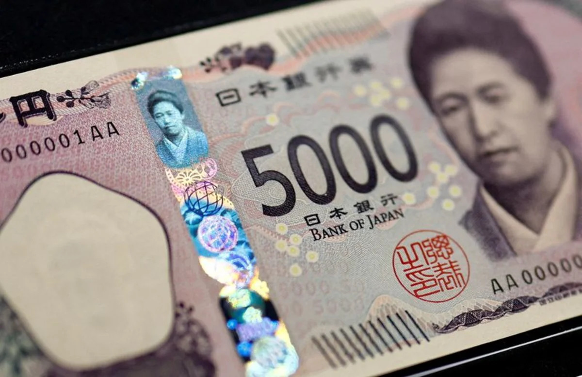 Dólar sobe, iene cai para mínimo de 40 anos